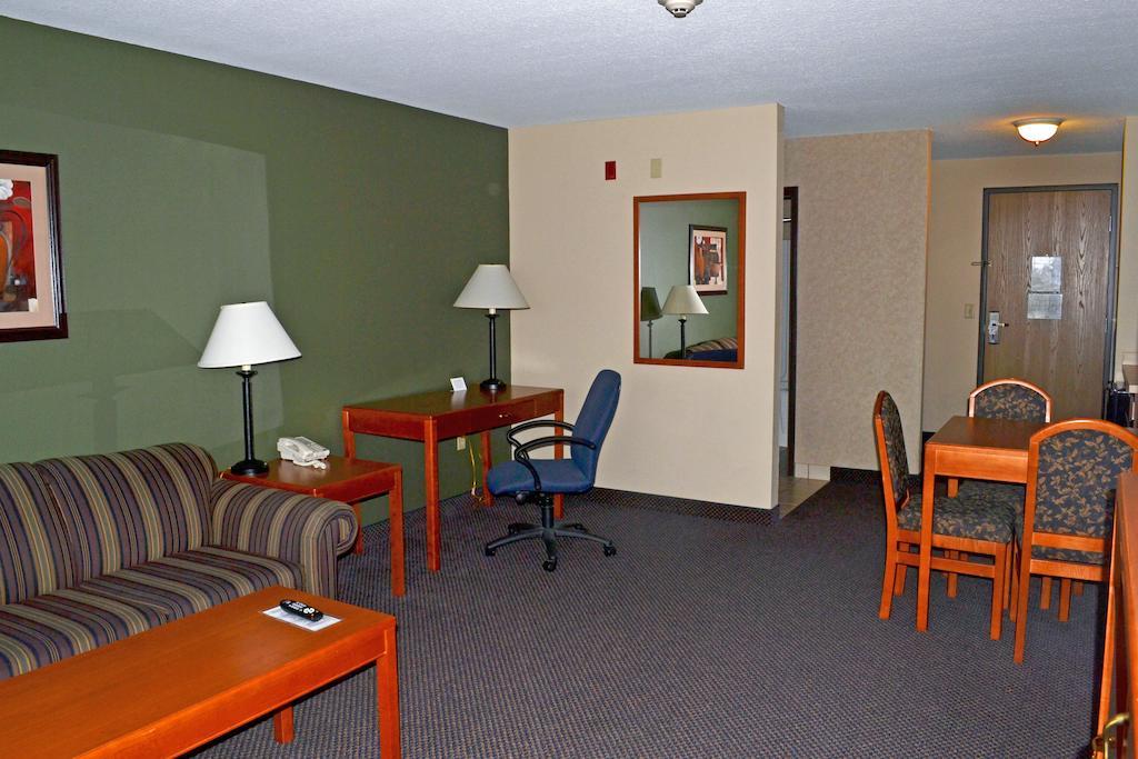 Paola Inn And Suites Quarto foto