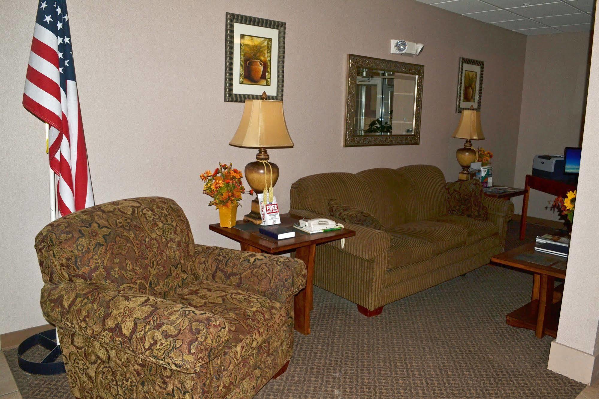 Paola Inn And Suites Exterior foto